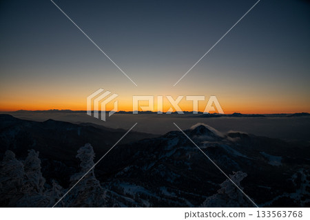 從長野縣志賀高原橫手山頂峰欣賞壯麗的日出和雲海景色 從長野縣志賀高原橫手山頂峰欣賞壯麗的日出和雲海景色 133563768