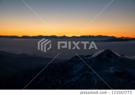 Spectacular view of the sunrise and sea of clouds from the summit of Mount Yokote in Shiga Kogen, Nagano Prefecture 133563773