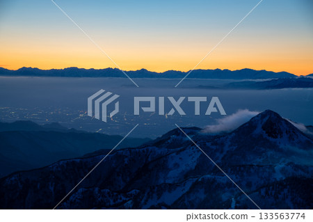 Spectacular view of the sunrise and sea of clouds from the summit of Mount Yokote in Shiga Kogen, Nagano Prefecture 133563774