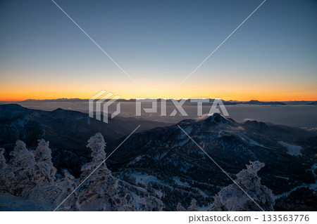 從長野縣志賀高原橫手山頂峰欣賞壯麗的日出和雲海景色 從長野縣志賀高原橫手山頂峰欣賞壯麗的日出和雲海景色 133563776
