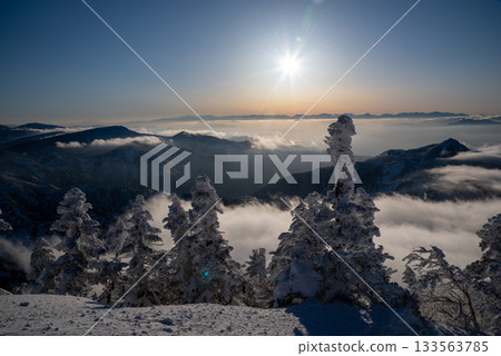 從長野縣志賀高原橫手山頂峰欣賞壯麗的日出和雲海景色 從長野縣志賀高原橫手山頂峰欣賞壯麗的日出和雲海景色 133563785