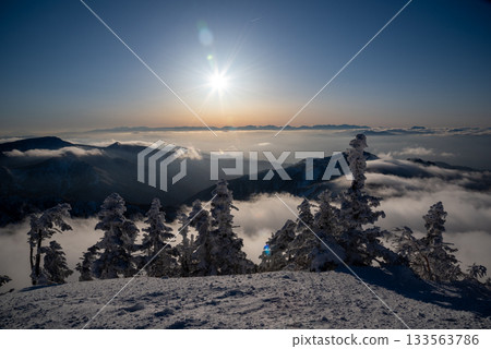 從長野縣志賀高原橫手山頂峰欣賞壯麗的日出和雲海景色 從長野縣志賀高原橫手山頂峰欣賞壯麗的日出和雲海景色 133563786