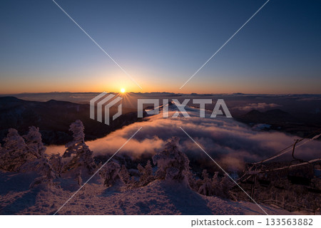Spectacular view of the sunrise and sea of clouds from the summit of Mount Yokote in Shiga Kogen, Nagano Prefecture Spectacular view of the sunrise and sea of clouds from the summit of Mount Yokote in Shiga Kogen, Nagano Prefecture 133563882