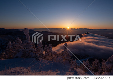 Spectacular view of the sunrise and sea of clouds from the summit of Mount Yokote in Shiga Kogen, Nagano Prefecture Spectacular view of the sunrise and sea of clouds from the summit of Mount Yokote in Shiga Kogen, Nagano Prefecture 133563883