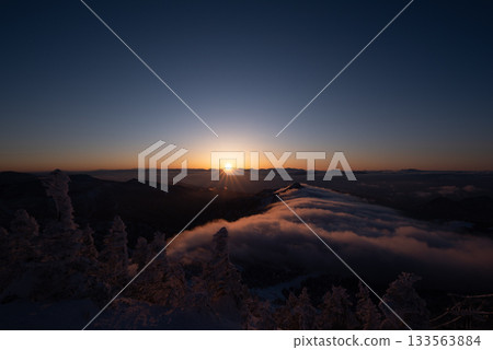 從長野縣志賀高原橫手山頂峰欣賞壯麗的日出和雲海景色 從長野縣志賀高原橫手山頂峰欣賞壯麗的日出和雲海景色 133563884
