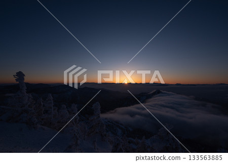 Spectacular view of the sunrise and sea of clouds from the summit of Mount Yokote in Shiga Kogen, Nagano Prefecture Spectacular view of the sunrise and sea of clouds from the summit of Mount Yokote in Shiga Kogen, Nagano Prefecture 133563885