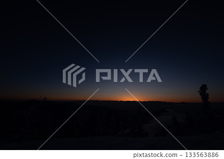 Spectacular view of the sunrise and sea of clouds from the summit of Mount Yokote in Shiga Kogen, Nagano Prefecture Spectacular view of the sunrise and sea of clouds from the summit of Mount Yokote in Shiga Kogen, Nagano Prefecture 133563886