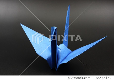Folded paper crane 133564169
