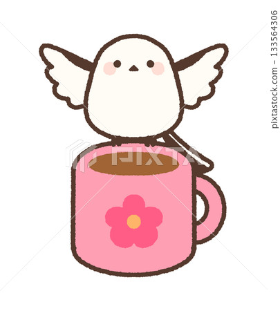 一隻長尾山雀停在杯子邊緣休息時，展開了翅膀。 133564306