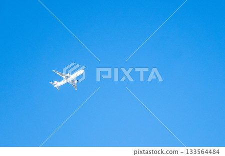 藍天白雲，一架飛機正飛往目的地，畫面很簡單。 133564484