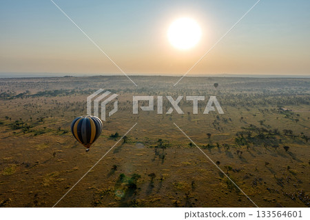 草原上的日出和熱氣球之旅 133564601
