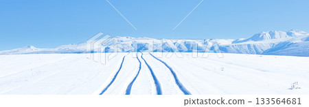 冬日北海道美瑛山區的公路,藍天白雲,積雪壓實的路面上留有汽車的痕跡。 冬日北海道美瑛山區的公路,藍天白雲,積雪壓實的路面上留有汽車的痕跡。 133564681
