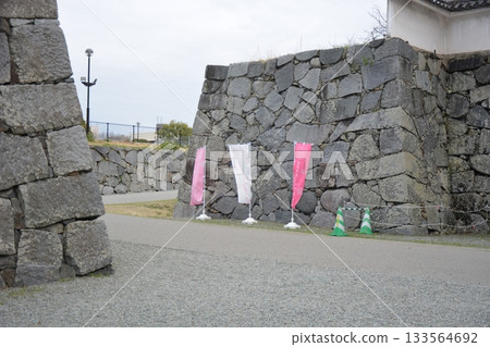 福岡城櫻花祭旗幟飄揚在石牆前 133564692