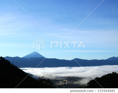 甲府盆地的富士山和雲海 甲府盆地的富士山和雲海 133564885