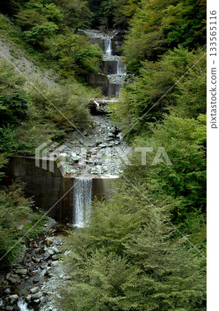 從上野川森林公路的日渡橋可以看到日渡澤水壩。 從上野川森林公路的日渡橋可以看到日渡澤水壩。 133565116