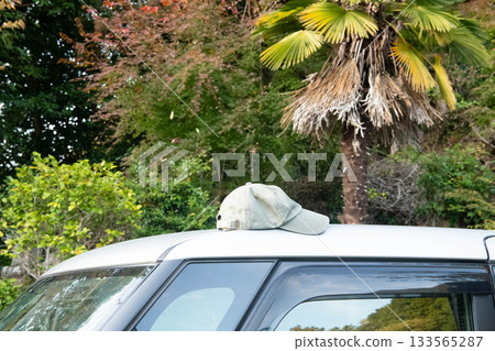 A hat left on the body of a car 133565287