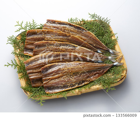 味醂浸乾秋刀魚，盛於漏杓中 133566009