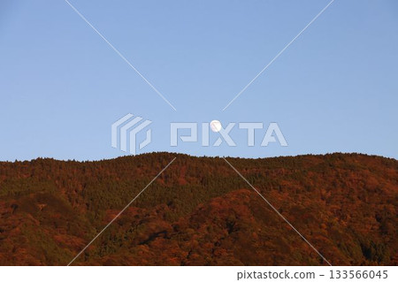 傍晚時分，東方的天空中，一輪皎潔的明月高懸掛於山脈之上。 133566045