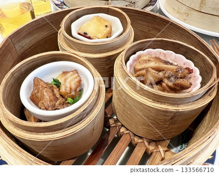 蒸籠裡蒸著美味的新鮮點心 蒸籠裡蒸著美味的新鮮點心 133566710