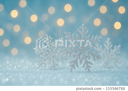雪花和閃閃發光的冬季散景背景的微距攝影 133566788