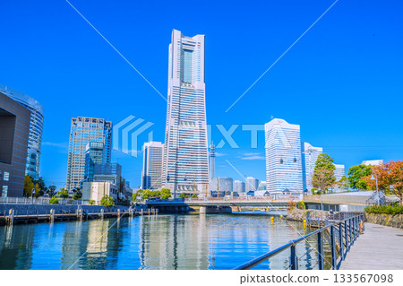 日本橫濱城市景觀，11月26日。櫻木町站前。可遠眺橫濱地標塔和日本丸號。展望未來。 133567098