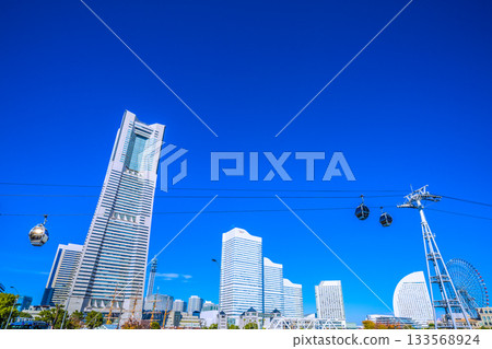 日本橫濱的城市景觀中一線希望…櫻木町站前。橫濱地標塔與日本丸號列車的景色（11月26日） 133568924