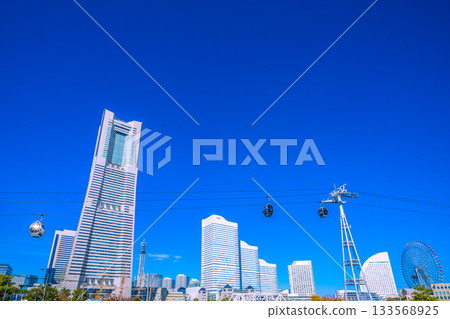 日本橫濱的城市景觀中一線希望…櫻木町站前。橫濱地標塔與日本丸號列車的景色（11月26日） 133568925