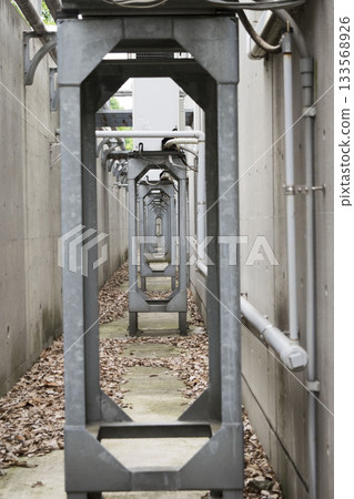 工廠內設有鋼結構框架，並配備連續的維修通道和管道設施。 133568926