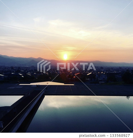 夕陽西下，城市景觀在水面上倒映，美不勝收。 133568927