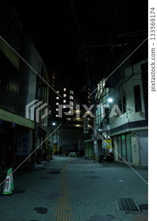 深夜購物街景 133569174