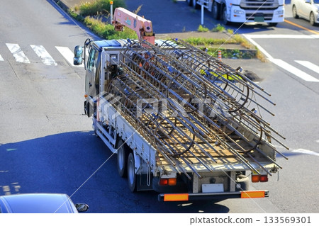 卡車運輸樁鋼筋 133569301