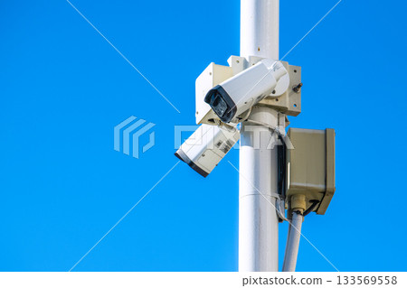 日本橫濱市街景：街角遍佈監視器。二手車經銷店也受到嚴密監視…= 11月26日，橫濱市 133569558