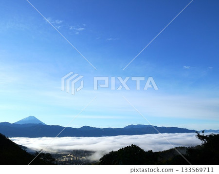 漂浮在雲彩海的山 133569711