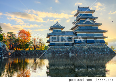 【日出】國寶松本城【秋天】 【日出】國寶松本城【秋天】 133569773