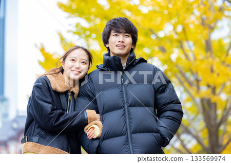 男男女女雙手抱胸，開懷大笑 133569974