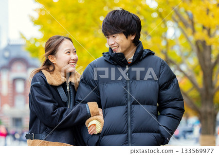 Men and women laughing with arms crossed 133569977