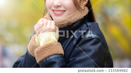 身穿外套的微笑年輕女子 133569982