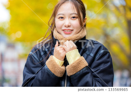 身穿外套的微笑年輕女子 133569985