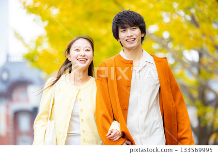 couple enjoying sightseeing 133569995