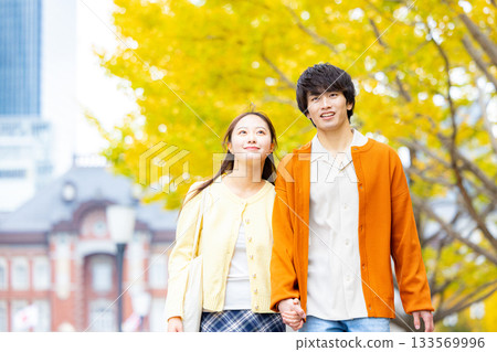 couple enjoying sightseeing 133569996