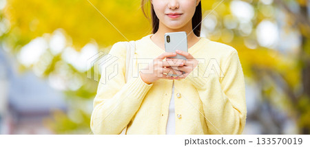 Autumn leaves, smartphone, woman 133570019