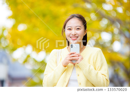 Autumn leaves, smartphone, woman Autumn leaves, smartphone, woman 133570020
