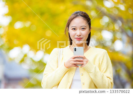 Autumn leaves, smartphone, woman 133570022