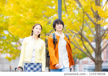 一對夫婦秋季前往東京旅行。 133570036