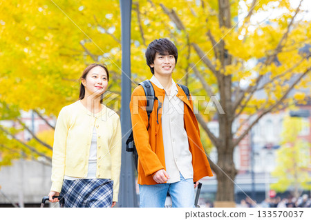 一對夫婦秋季前往東京旅行。 133570037