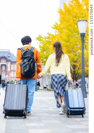 一對夫婦秋季前往東京旅行。 133570045