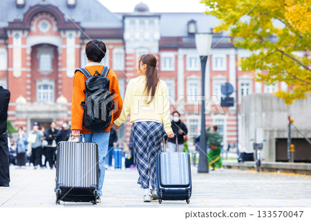 一對夫婦秋季前往東京旅行。 133570047