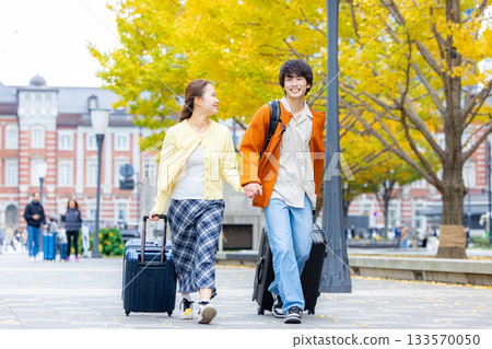 A couple traveling to Tokyo in autumn 133570050