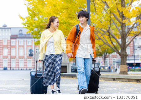 A couple traveling to Tokyo in autumn 133570051