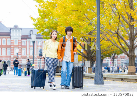 一對夫婦秋季前往東京旅行。 133570052